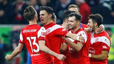 Fotbalisté Fortunx Düsseldorf slaví gól. V popedí  Adam Bodzek a Kaan Ayhan.