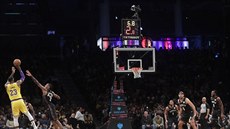 LeBron James (23) z LA Lakers stílí na ko Brooklynu pes Rondaeho...