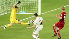 Gareth Bale (v bílém) z Realu Madrid skóruje proti Kaim.