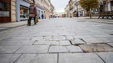 Popraskané mramorové dladice pí zóny ve vehlov ulici v Hradci Králové.