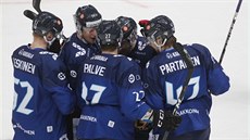 Finští hokejisté slaví gól proti Švédsku na Channel One Cupu.