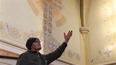 Restaurátor Ji�í Brodský ukazuje obnovené fresky.
