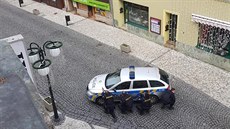 Policejní zásah před klenotnictvím v Teplicích, odkud však pachatelé stačili...