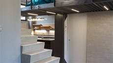 Plo�ina se stala spolu se schodi�t�m osou celého bytu. 