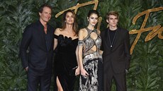 Rande Gerber, Cindy Crawfordová a jejich dti Kaia a Presley na The Fashion...