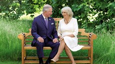 Princ Charles a vévodkyn Camilla sedící na zahrad své rezidence Clarence...