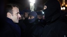 Francouzský prezident Emmanuel Macron se setkal s policisty, kteí hlídkují ve...
