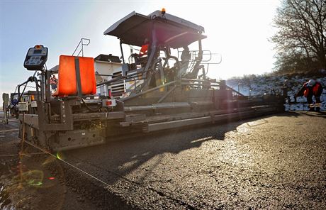 Finier pokládá povrch na dostavb dálnice D8 u Radejína