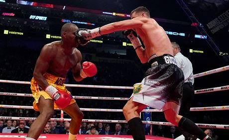 Kanadský boxer Adonis Stevenson inkasuje tvrdý úder od Ukrajince Olexandera...