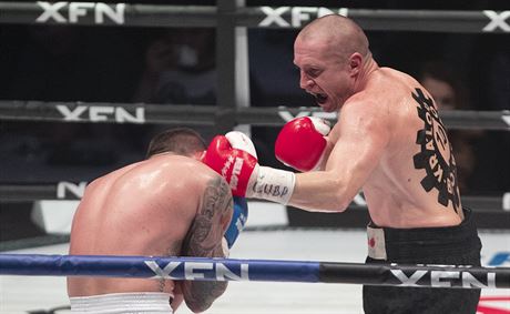 Boxer Luk Konen v duelu s Matem Babiakem v prask O2 aren.