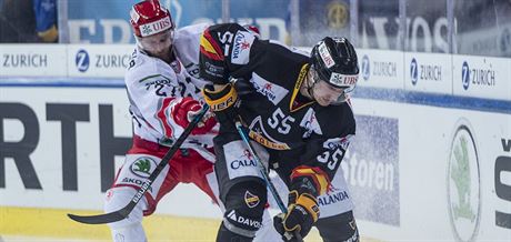 Tinecký Martin Rika (vlevo) brání Lasseho Lappalainena z finského týmu...