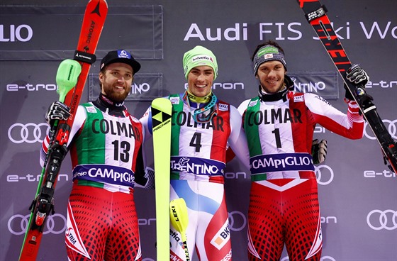 Daniel Yule (uprosted) se smje nejvíc - slalom v Madonn di Campiglio toti...