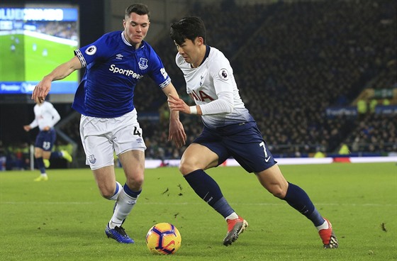 Michael Keane z Evertonu zkouí zastavit prnik Heung-Min Sona z Tottenhamu.