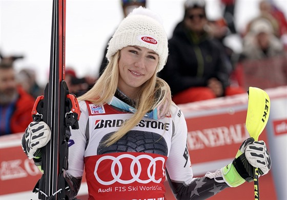 Amerianka Mikaela Shiffrinoová se raduje z vítzství ve slalomu v Courchevelu.