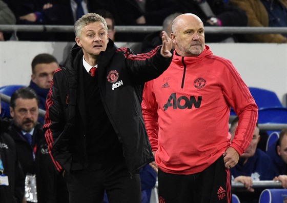 Ole Gunnar Solskjaer, nový trenér Manchesteru United (vlevo), diriguje svj...