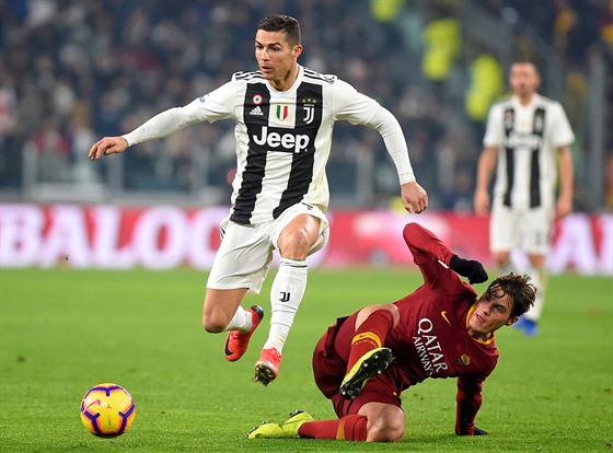 Cristiano Ronaldo z Juventusu pekonává eského útoníka ve slubách AS ím...