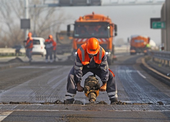 Na ostravské části dálnice D1 začaly provizorní opravy zvlněné vozovky. (12....