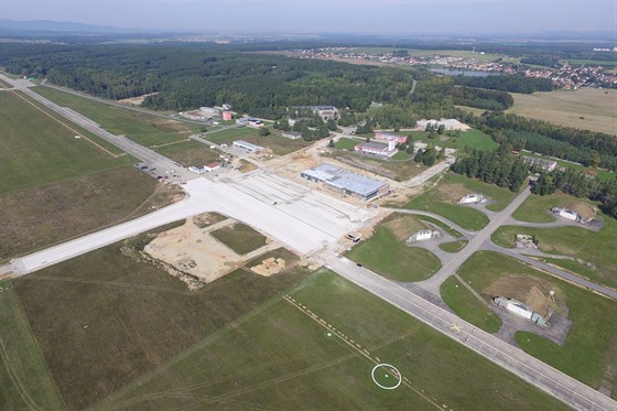 Pohled na areál letiště během roku 2018, kdy byly práce na novém terminálu v plném proudu.