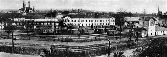 Pohled na železniční stanici v Hodoníně z období kolem roku 1920. Naproti ještě...