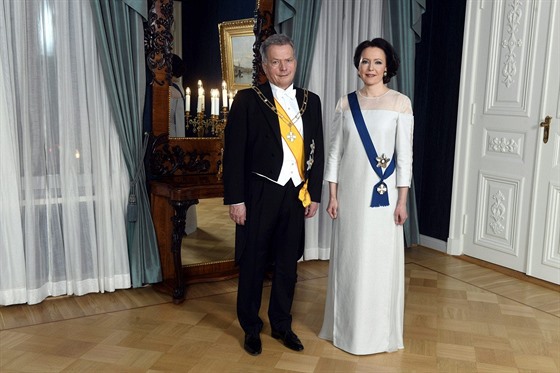 Finský prezident Sauli Niinistö s manelkou Jenni Haukiovou na letoní oslav...