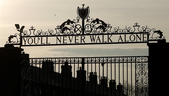 Pohled na bránu Shankly ped stadionem Anfiled v Liverpoolu.