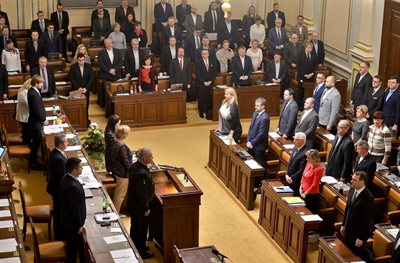 Poslanci zahájili schzi Poslanecké snmovny minutou ticha za obti výbuchu v...