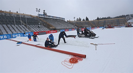 Poslední přípravy před startem Světového poháru v biatlonu ve Vysočina Areně....