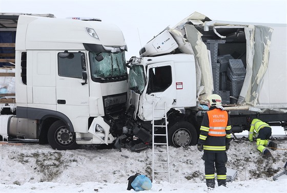 Nehoda tří nákladních aut u obce Štoky na silnici mezi Havlíčkovým Brodem a...