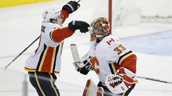 David Rittich a Matthew Tkachuk slaví vítzství Calgary.