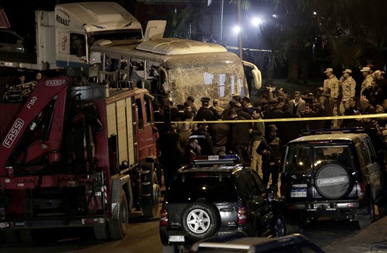 Poblíž autobusu s turisty v egyptské Gíze vybuchla bomba. (28. prosince 2018)
