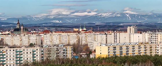 Hradec Králové a Krkonoše se Sněžkou i Černou horou v pozadí.