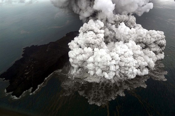 Výbuch sopky Krakatoa (23. 12. 2018)