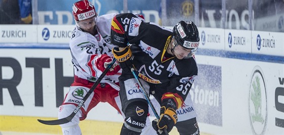 Třinecký Martin Růžička (vlevo) brání Lasseho Lappalainena z finského týmu...
