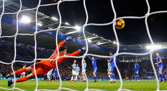 Ricardo Pereira z Leicesteru prv skruje v duelu s Manchesterem City.