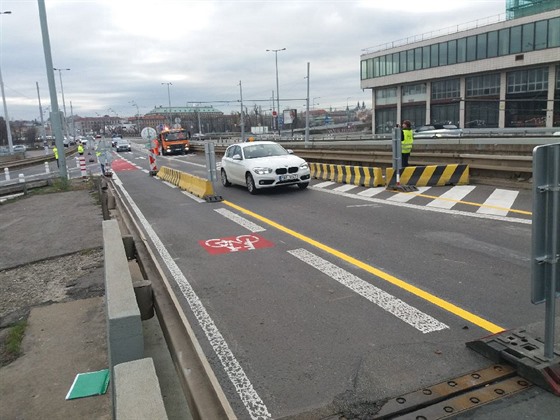 Na most v praské Bubenské ulici u metra Vltavská se vrátila auta do 3,5 tuny. ...