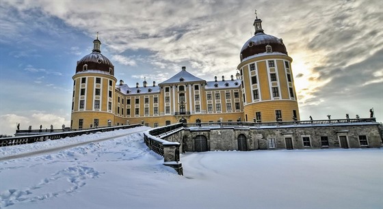 Zadní trakt zámku Moritzburg poslouil ve filmu jako hlavní píjezd na zámecký...