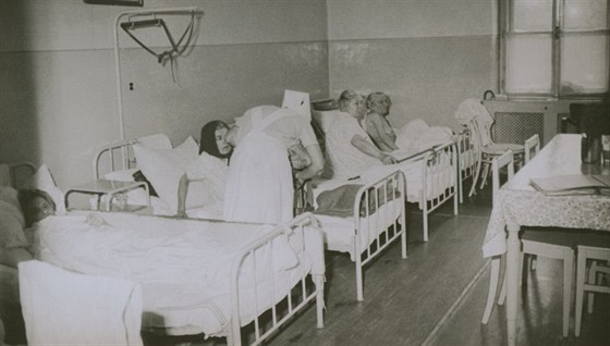 Nedatovaný historický snímek pacient v jednom z pokoj prostjovské nemocnice.