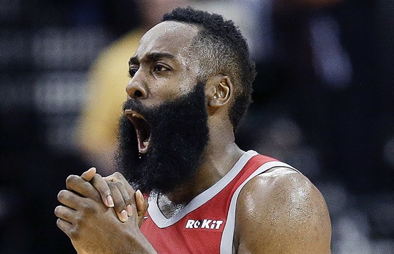 James Harden z Houstonu nechce uvit, e mu byl odpískán faul, ale jinak...