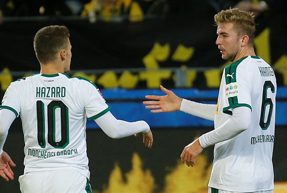 Christoph Kramer (vpravo) a Thorgan Hazard z Mönchengladbachu se radují z gólu.