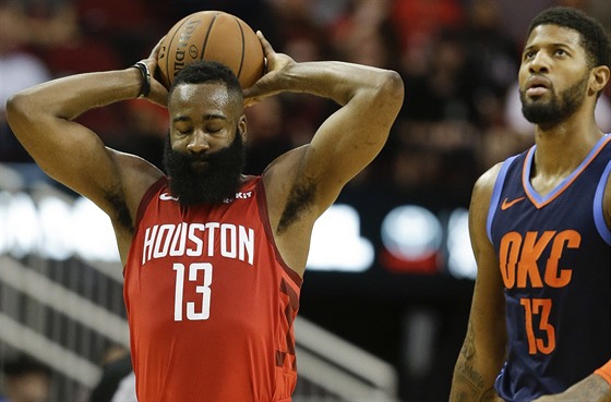 James Harden (vlevo) z Houstonu a Paul George z Oklahoma City během vzájemného...