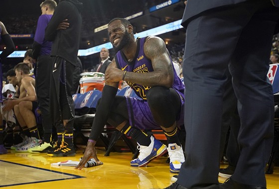 LeBron James z LA Lakers se snaí pekonat bolest bhem zápasu s Golden State.