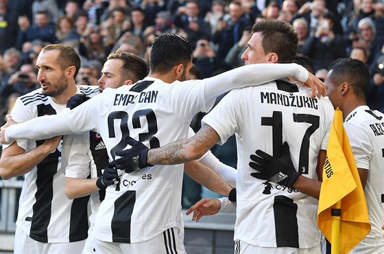 Fotbalisté Juventusu slaví gól Cristiana Ronalda.