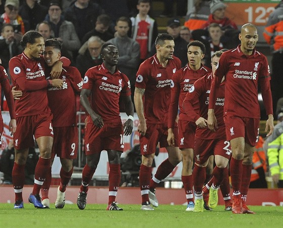 Fotbalisté Liverpoolu slaví gól proti Arsenalu.