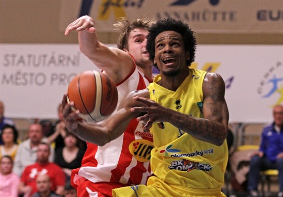 Javonte Douglas (u míe) z Olomoucka útoí kolem Ondeje Kohouta z Pardubic.