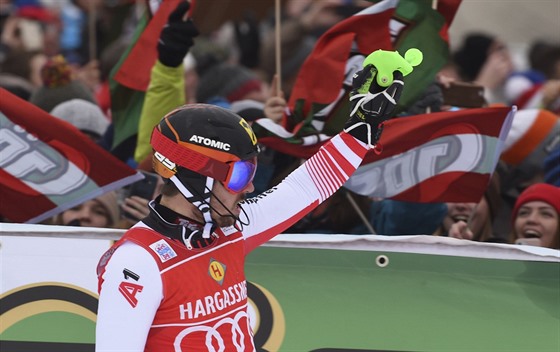 Rakouský lya Marcel Hirscher slaví vítzství ve slalomu v...