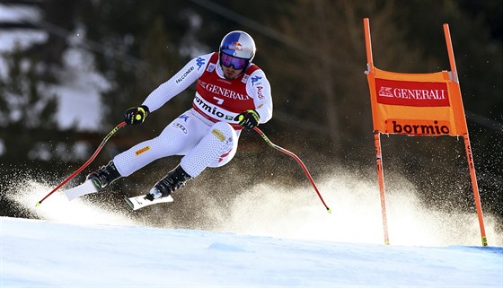Italský lya Dominik Paris na trati sjezdu Svtového poháru v Bormiu
