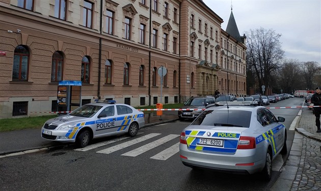 Budovu Krajského soudu v eských Budjovicích obehnali policisté páskami.