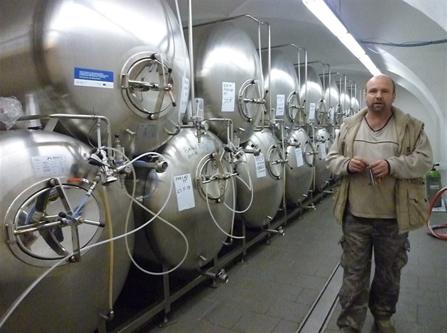 Jan Kotou� ve svém minipivovaru