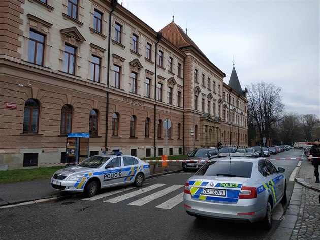 Budovu Krajského soudu v eských Budjovicích obehnali policisté páskami.