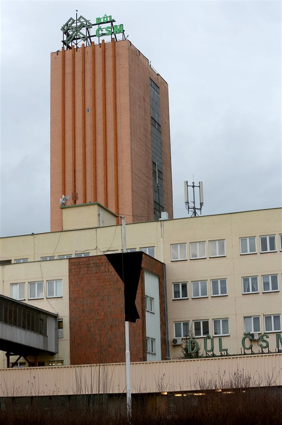 erná vlajka visela areálu Dolu SM Sever ve Stonav na Karvinsku na památku...